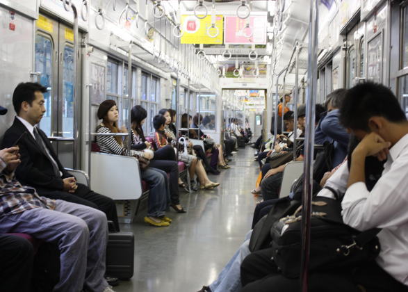 中国と比べ、日本の車内は静か（西鉄電車）